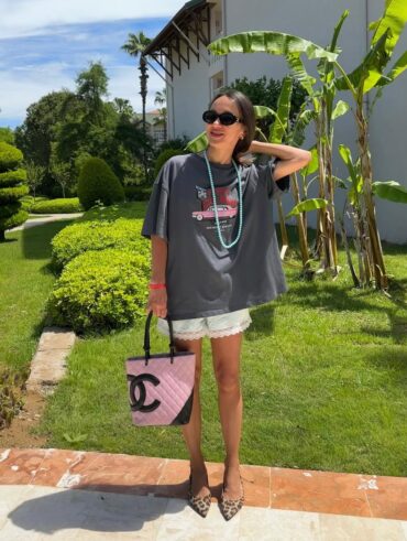 Mulher jovem usando short de pijama, camiseta e salto alto