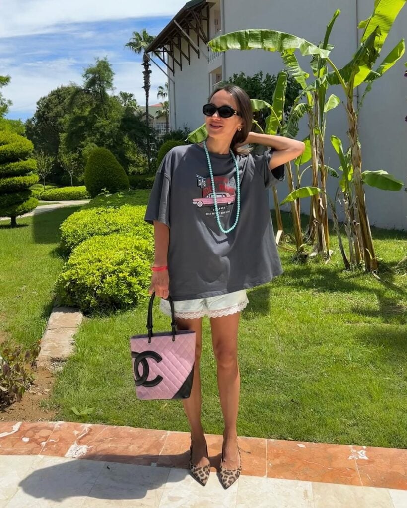 Mulher jovem usando short de pijama, camiseta e salto alto