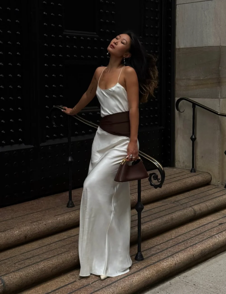 Mulher jovem com vestido acetinado longo