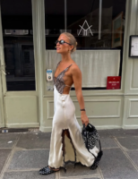 Mulher jovem com vestido acetinado longo