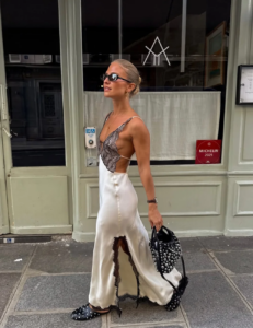 Mulher jovem com vestido acetinado longo