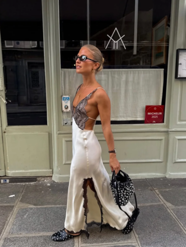 Mulher jovem com vestido acetinado longo