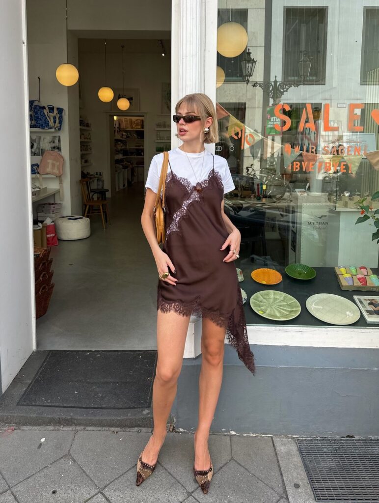 vestido acetinado marrom