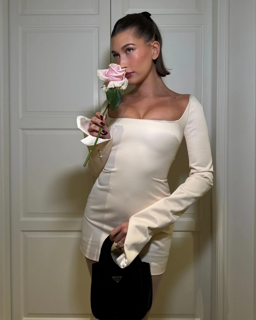 Hailey bieber com vestido de noiva curto de mangas longas