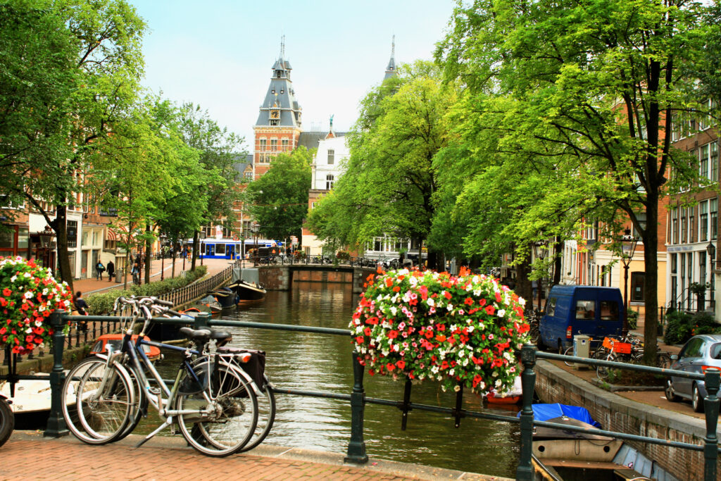 Canal de Amsterdan, flores e bicicleta na imagem