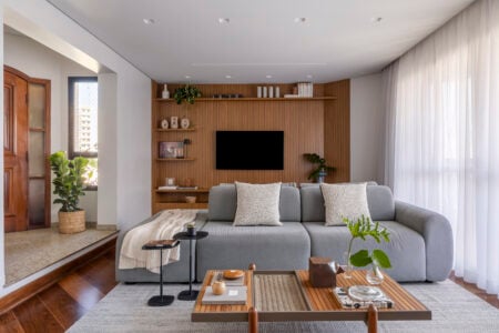 Sala de estar com sofá em ilha cinza