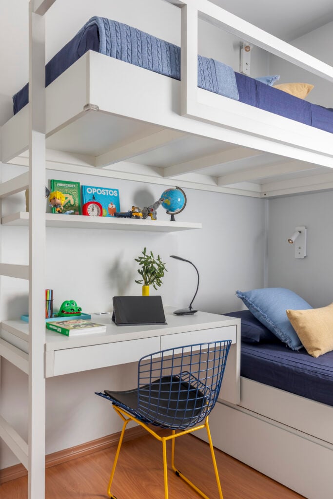 Quarto com área de estudo