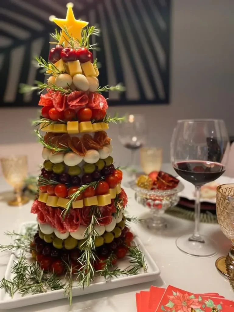 Árvore de Natal com frios e ramos de alecrim