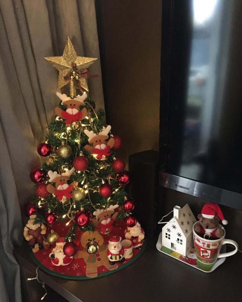 Árvore de Natal de mesa com renas de feltro e estrela dourada no topo