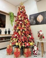 Árvore de Natal vermelha e dourada com laços, bolas e enfeites
