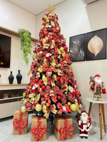 Árvore de Natal vermelha e dourada com laços, bolas e enfeites