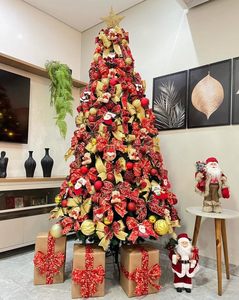 Árvore de Natal vermelha e dourada com laços, bolas e enfeites