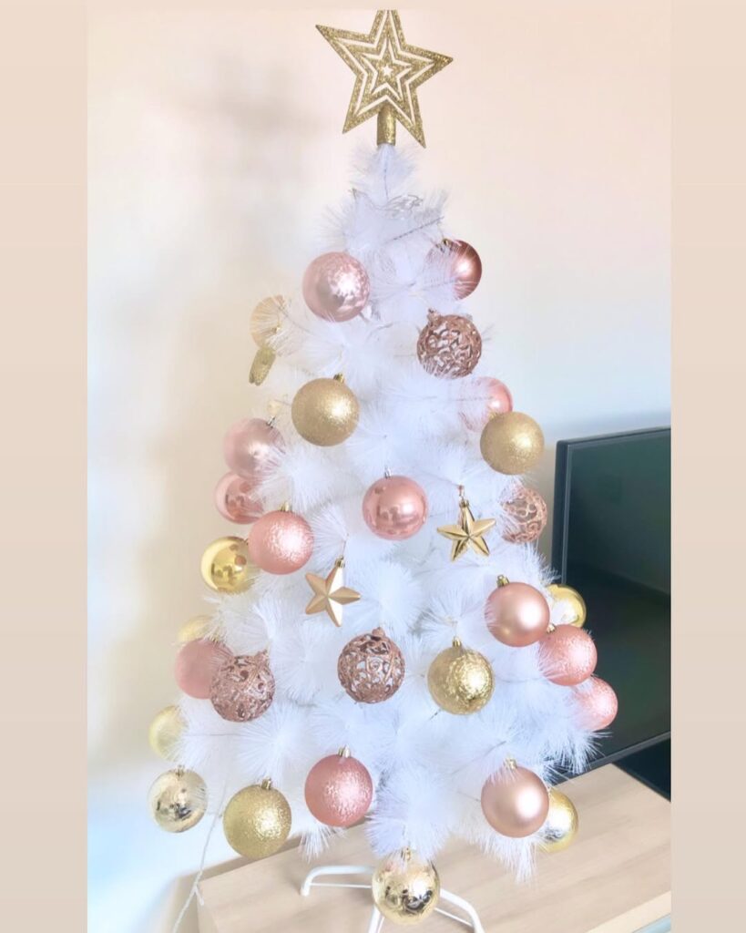 Árvore de Natal branca com bolas rosé e douradas