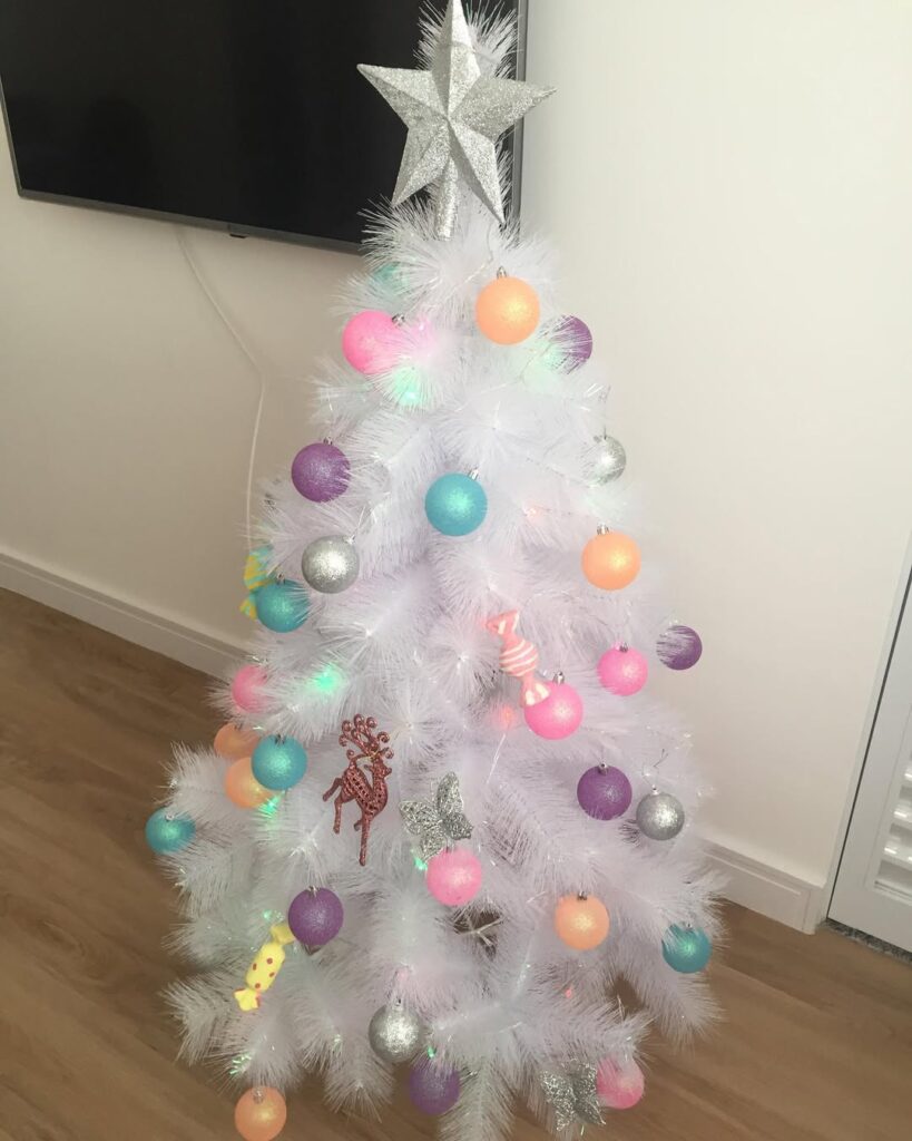 Pinheirinho branco com bolas azuis, rosa, laranja e roxo