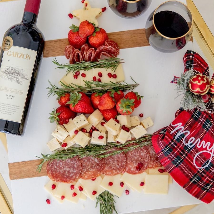 Árvore de Natak com queijos, morangos, salame e sementes de romã