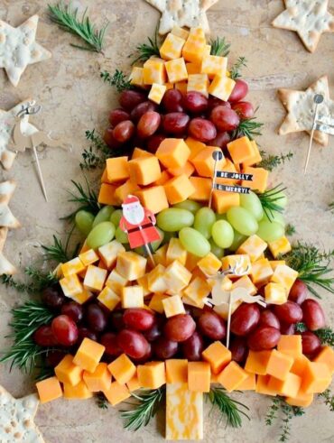 Pinheirinho com queijos e uvas verde e rosa