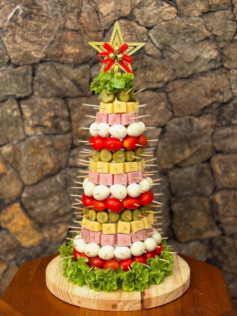 Árvore de Natal com frios, pepino, tomate e ovos cozidos