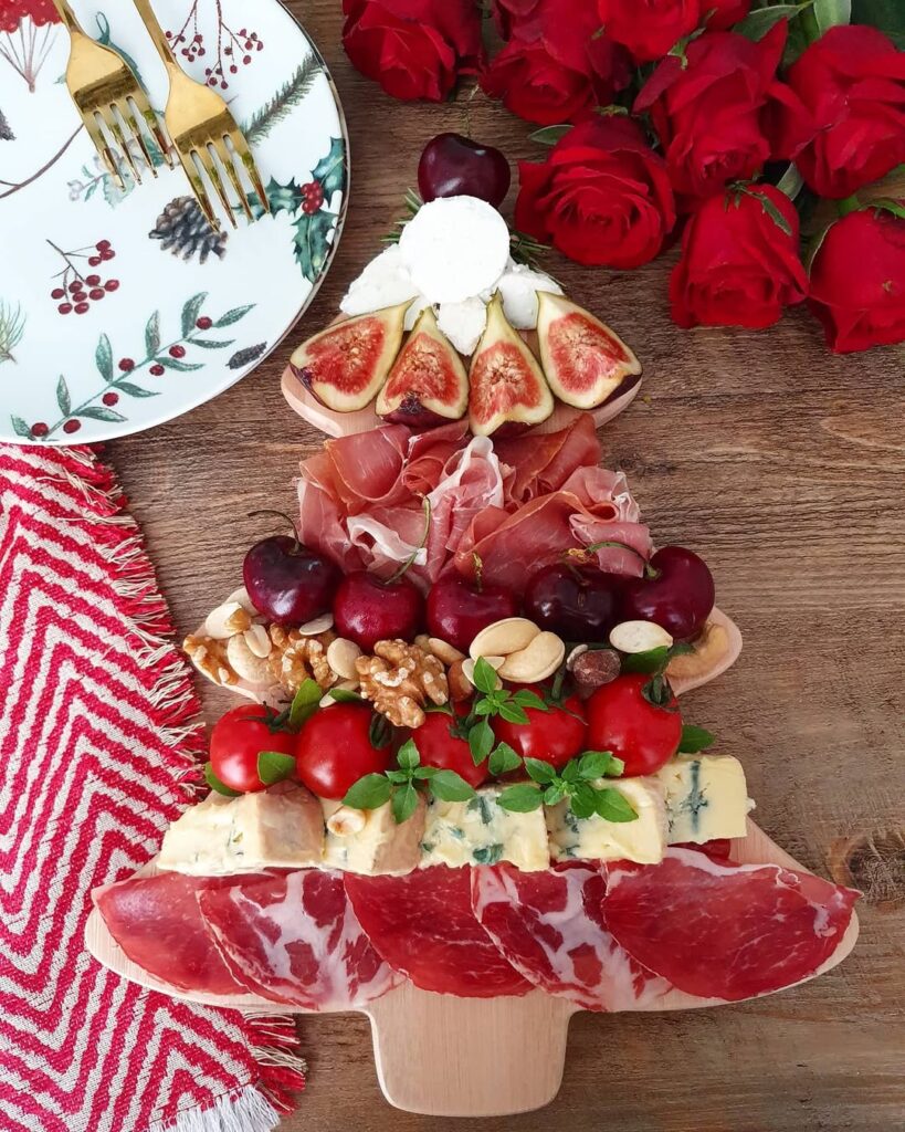 Pinheirinho na tábua com copa, gorgonzola, tomate cereja, castanhas, nozes, cerejas e figos