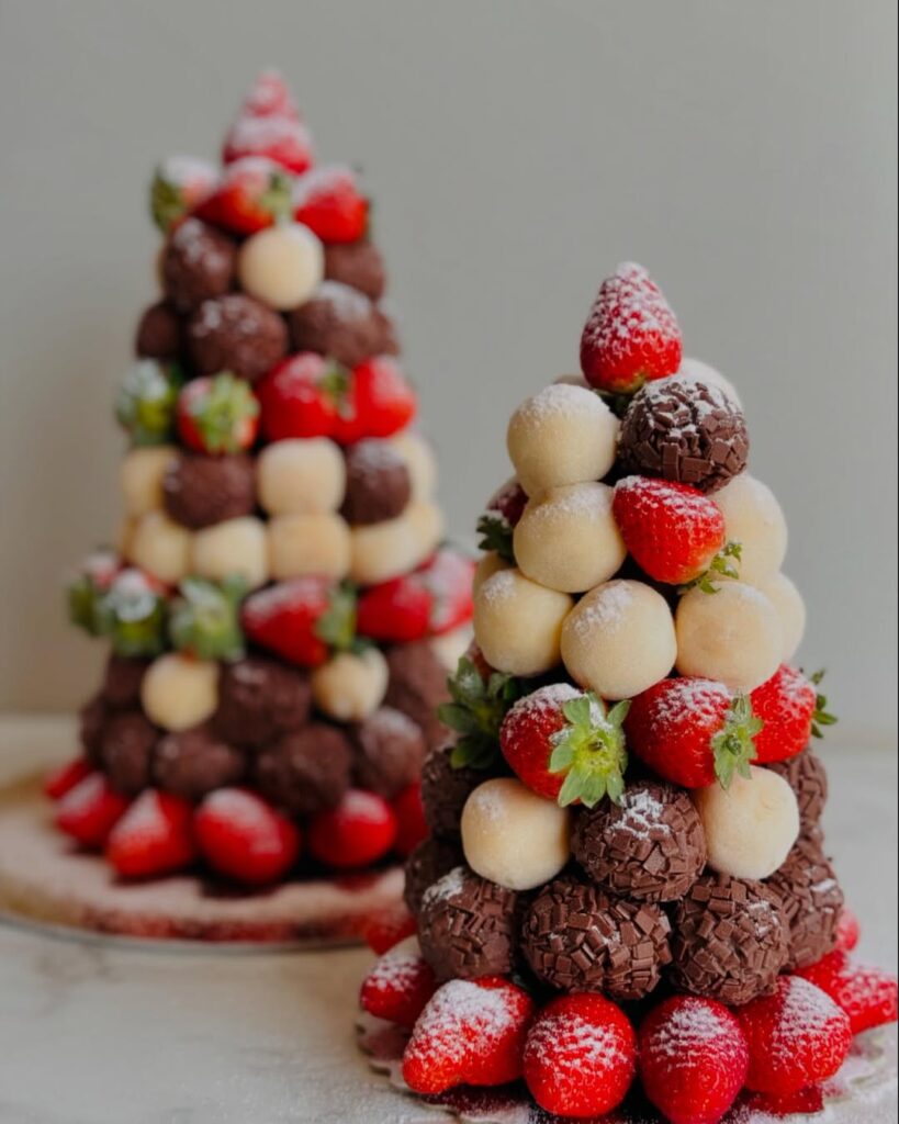 Árvores de Natal com brigadeiros de chocolate ao leite chocolate branco com morangos