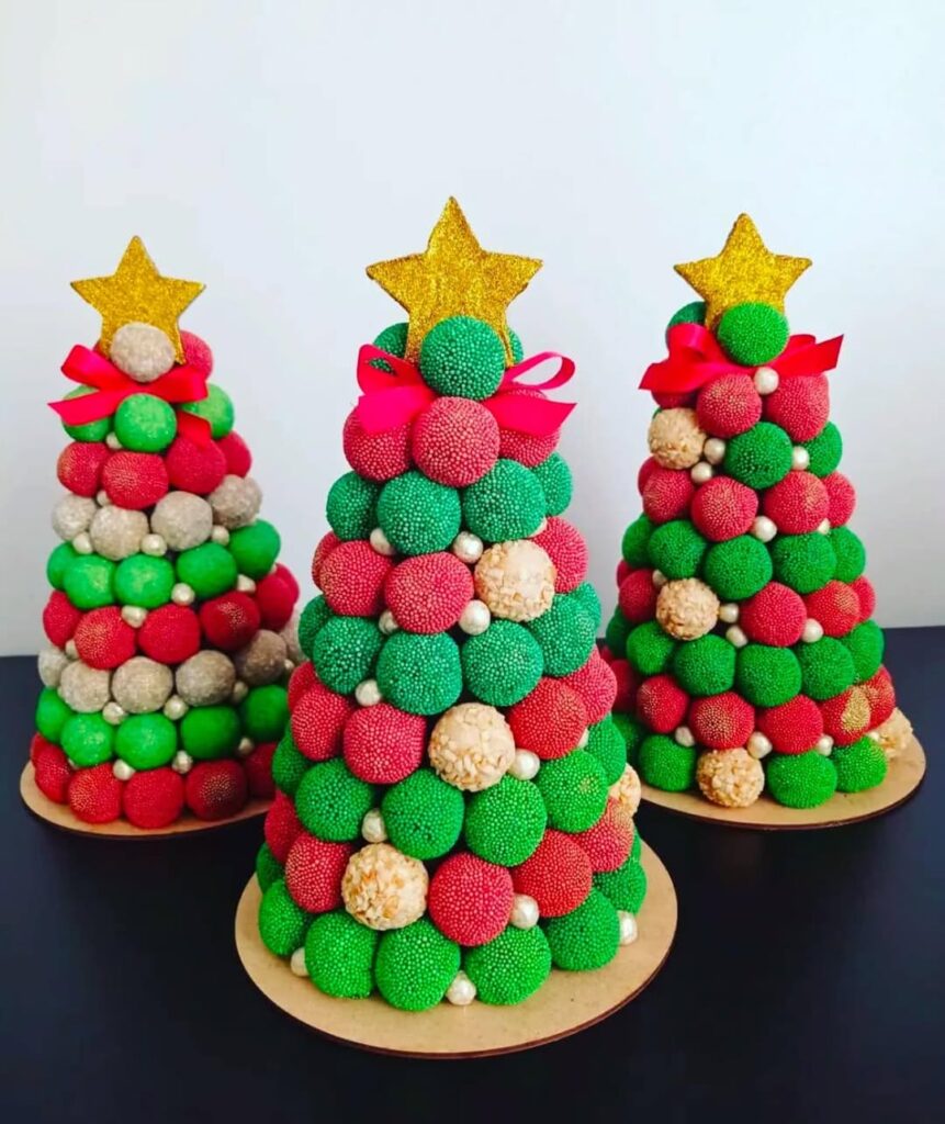 Árvore de Natal doce com brigadeiros vermelhos e verdes