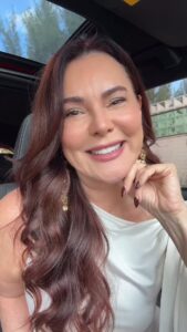 Mulher de pele clara e madura, com cabelo com babyliss