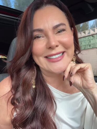 Mulher de pele clara e madura, com cabelo com babyliss