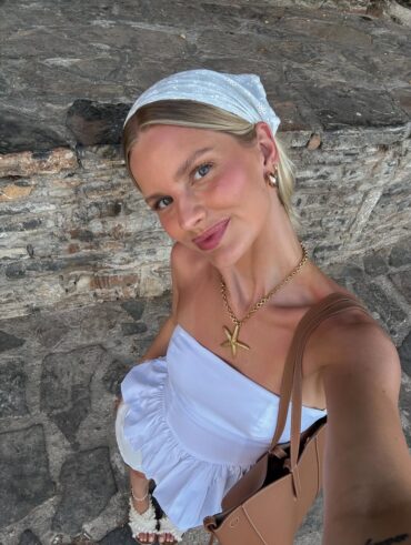 Mulher de pele clara, com look branco e butter glam makeup