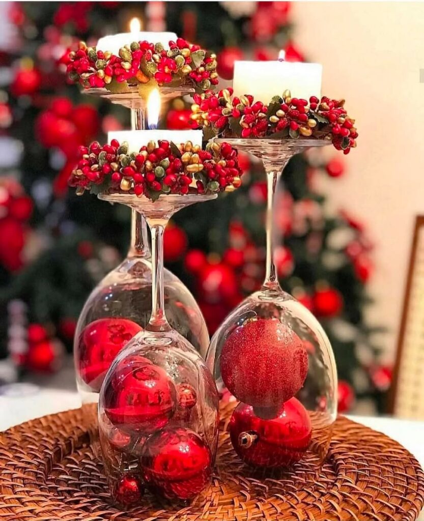 Taças enfeitadas com bolas vermelhas e velas