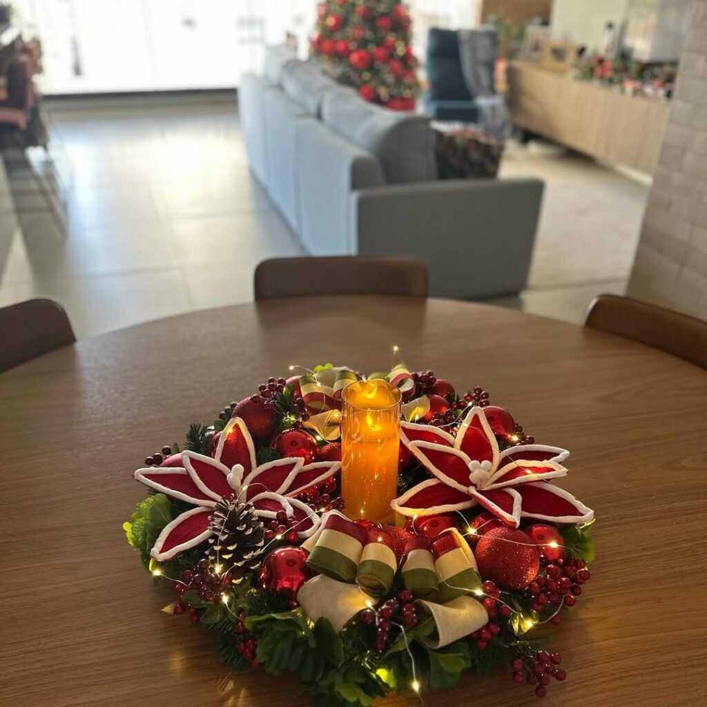 Guirlanda com flores, laços e vela para a mesa