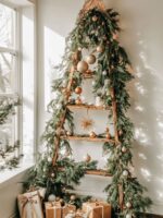 Escada de madeira enfeitada como árvore de Natal. com galhos verdes e bolas douradas