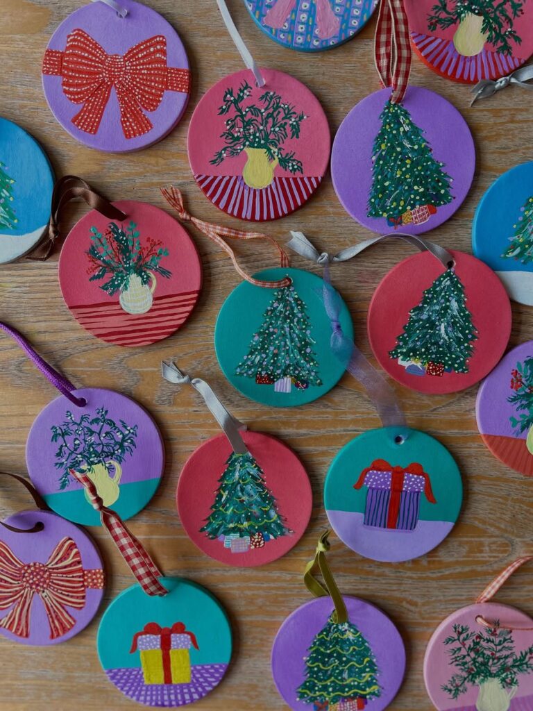 Enfeites redondos e coloridos para pendurar na árvore de Natal