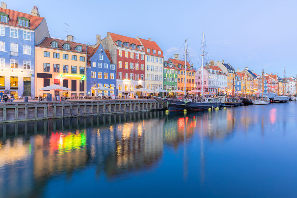 Copenhagen, casinhas coloridos em frente a um canal