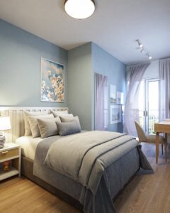 Quarto azul-claro com mesa de cabeceira branca, quadro com flores e edredom cinza