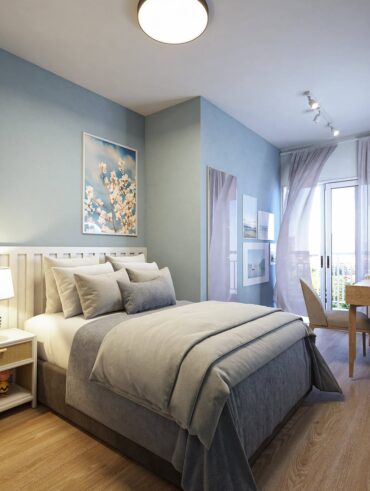 Quarto azul-claro com mesa de cabeceira branca, quadro com flores e edredom cinza
