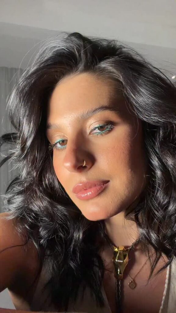 Ana Castela com cabelo escuro bob