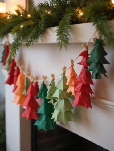 Cordão com árvores de Natal de papeis coloridos