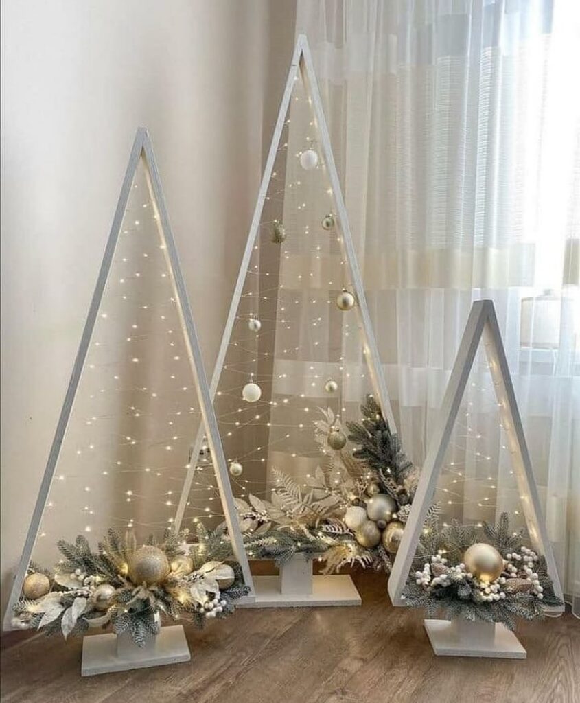 Triângulos cinza enfeitados como árvores de Natal