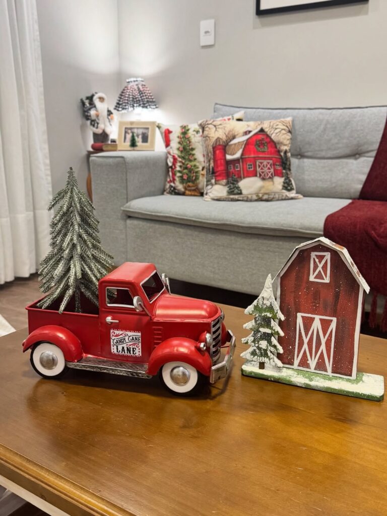 Mesa de centro enfeitada com caminhãozinho vermelho e árvores de Natal