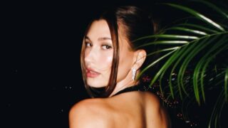 Hailey Bieber com cabelo preso em coque