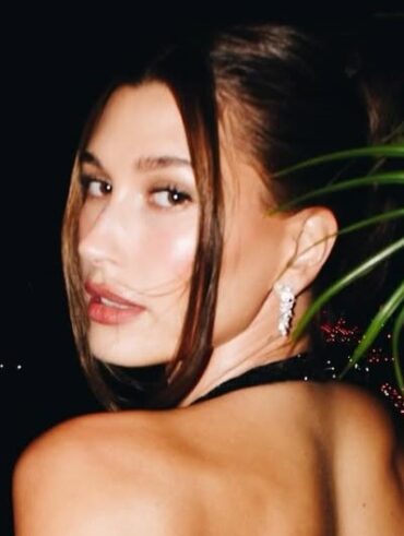 Hailey Bieber com cabelo preso em coque