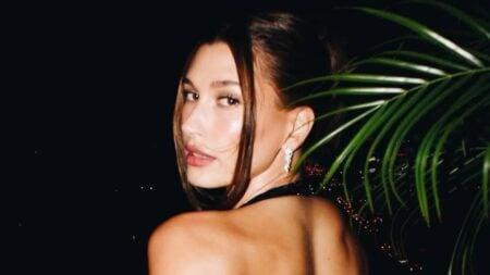 Hailey Bieber com cabelo preso em coque