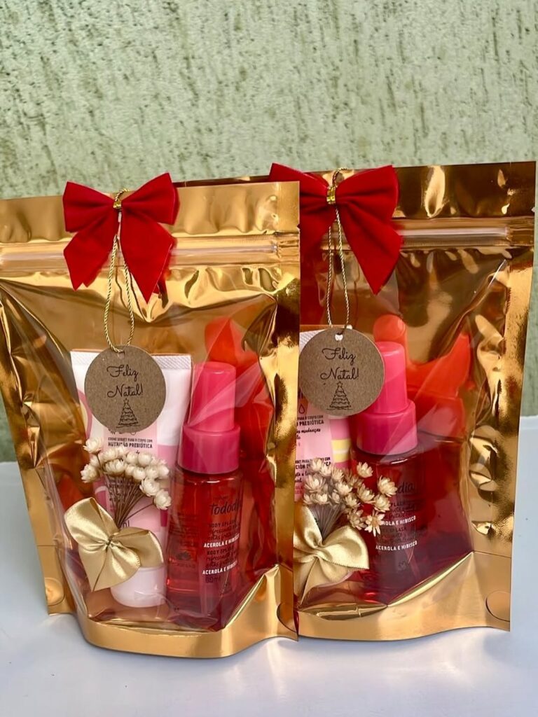 Pacote de presente dourado com laço vermelho