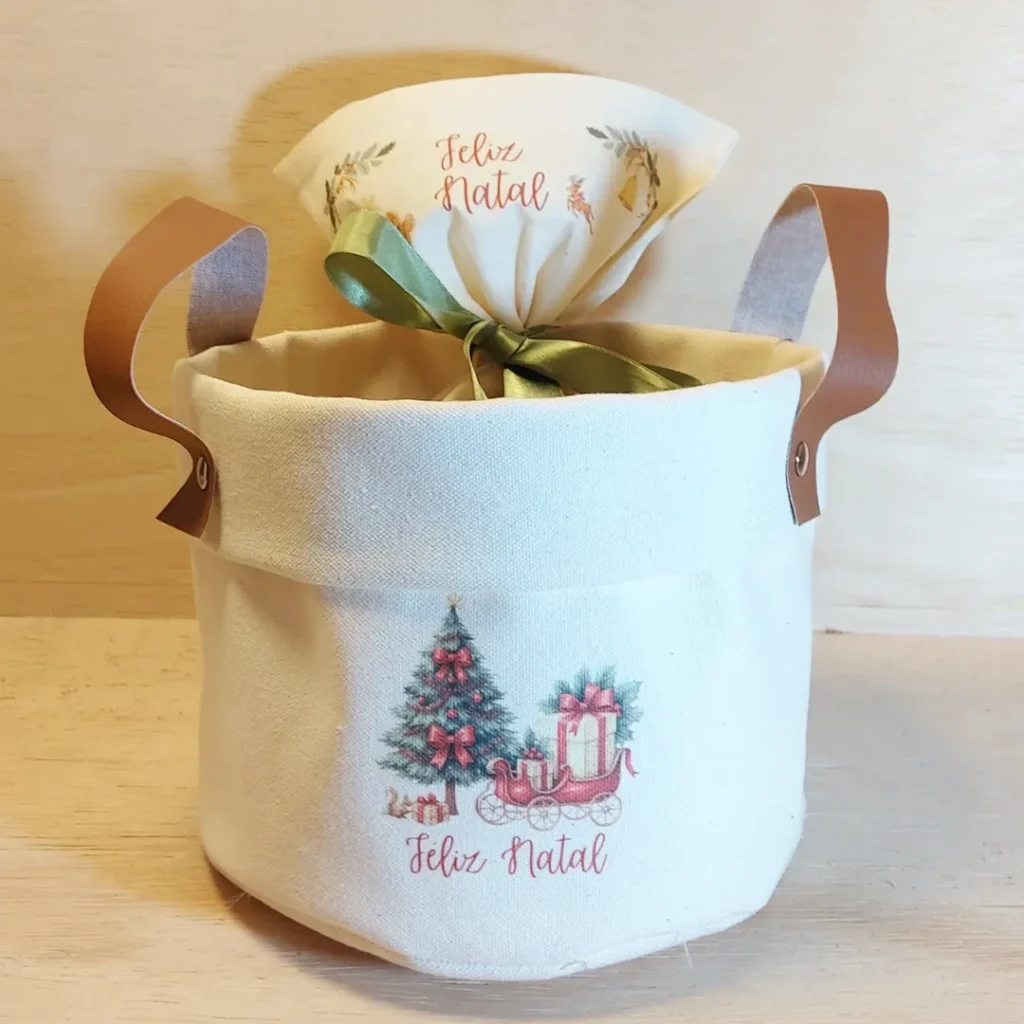 Sacola de algodão com tiras marrom e árvore de Natal e trenó desenhados