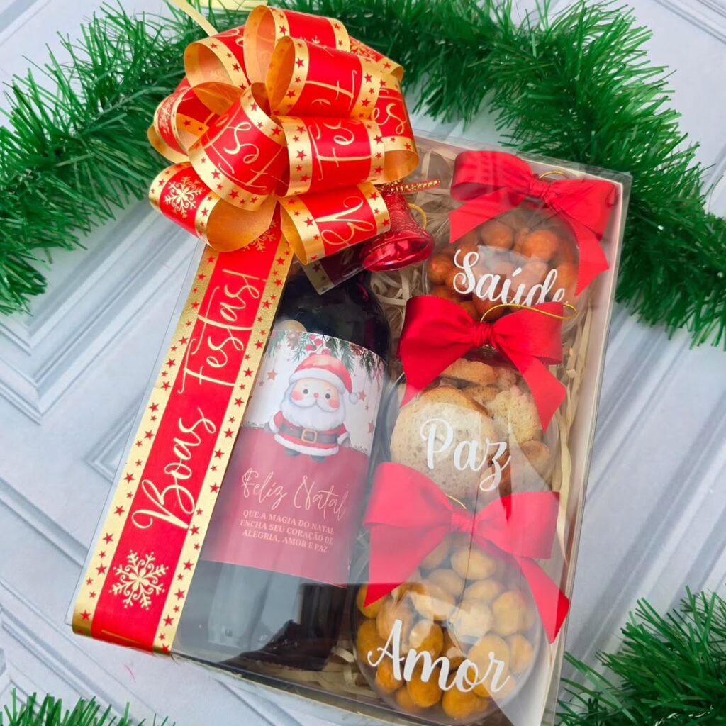 Caixa transparente de presente com vinho, biscoitos e amendoim com laço vermelho e dourado