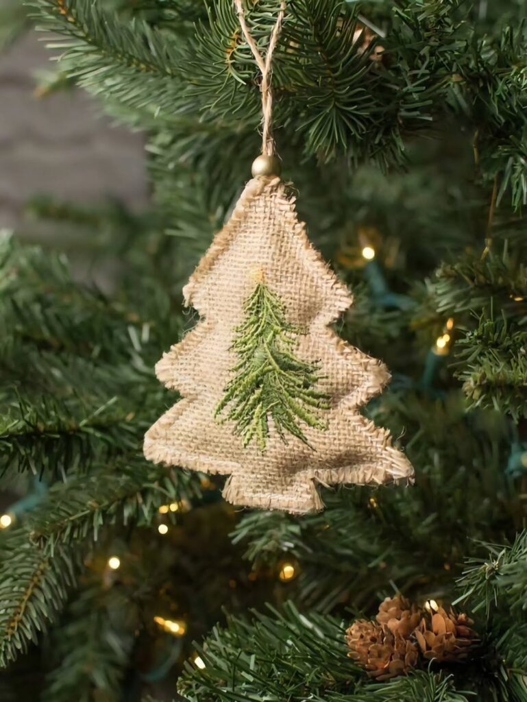 Decoração de Natal com pinheirinho de juta pendurado