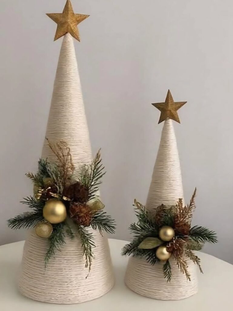 Árvores de Natal com estrela no topo, bolinhas douradas e ramos verdes
