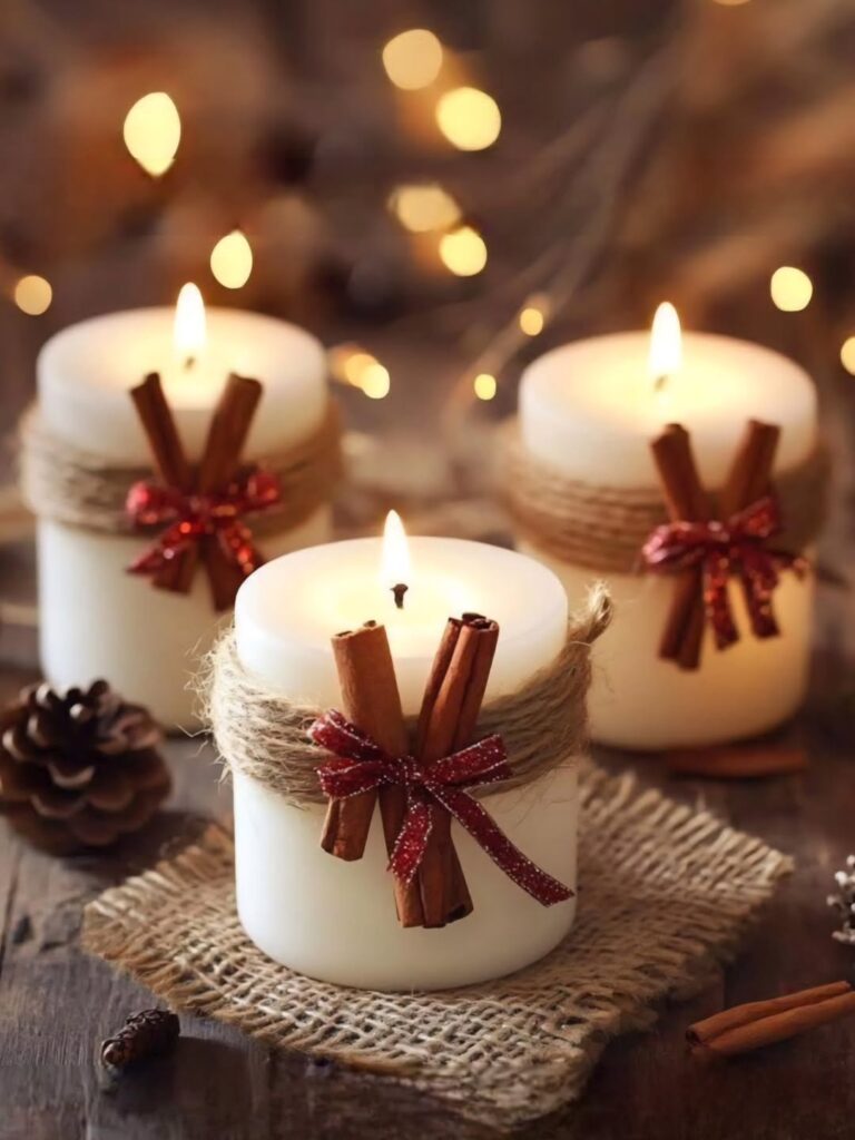 Velas decoradas com sisal, pauzinhos de canela e lacinho vermelho