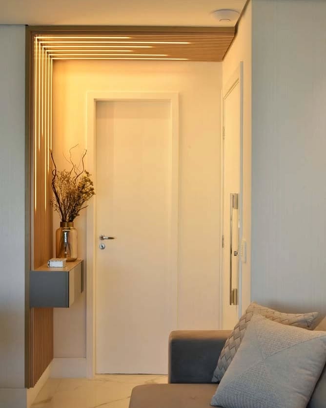 Hall minimalista com aparador suspenso e vaso com galhos secos