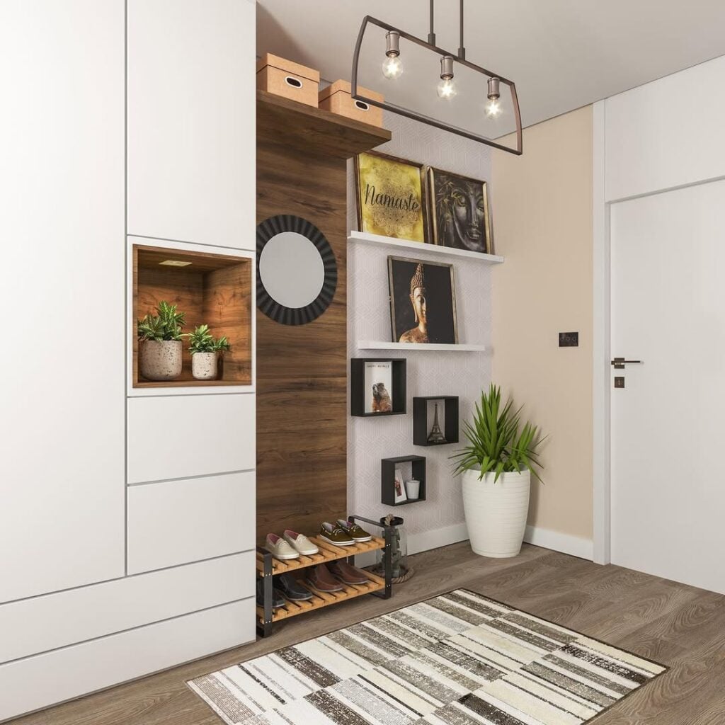 Entrada de apartamento com prateleiras, nichos, quadros e sapateira