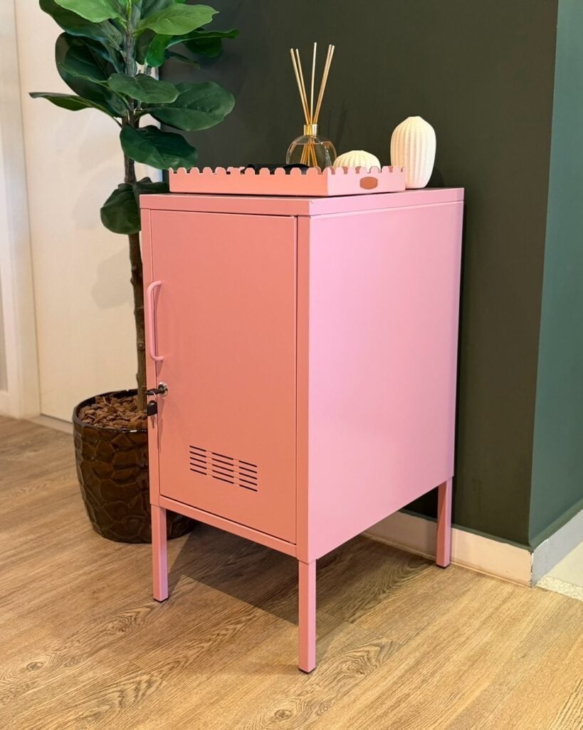 Hall de entrada com locker rosa e bandeja decorativa